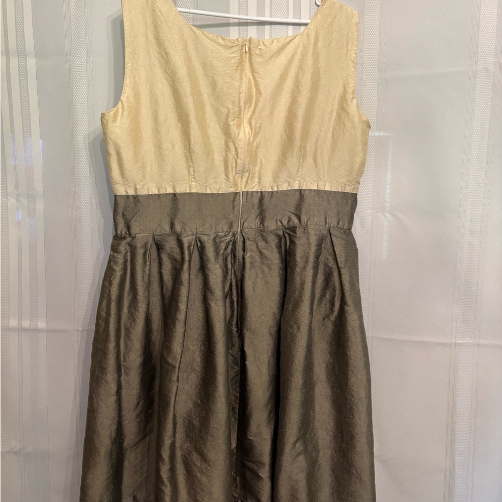 $15 - Elegant Two-Tone Sleeveless Dress